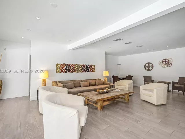 5-bedroom home for rent in Key Biscayne - 340 Atlantic Rd - MondialRealty