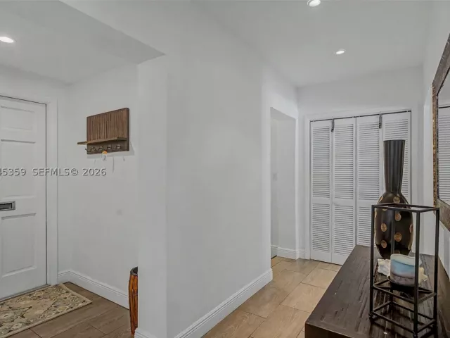 5-bedroom home for rent in Key Biscayne - 340 Atlantic Rd - MondialRealty