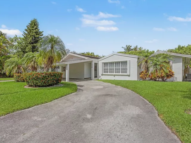 5-bedroom home for rent in Key Biscayne - 340 Atlantic Rd - MondialRealty