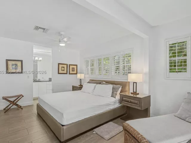 5-bedroom home for rent in Key Biscayne - 340 Atlantic Rd - MondialRealty