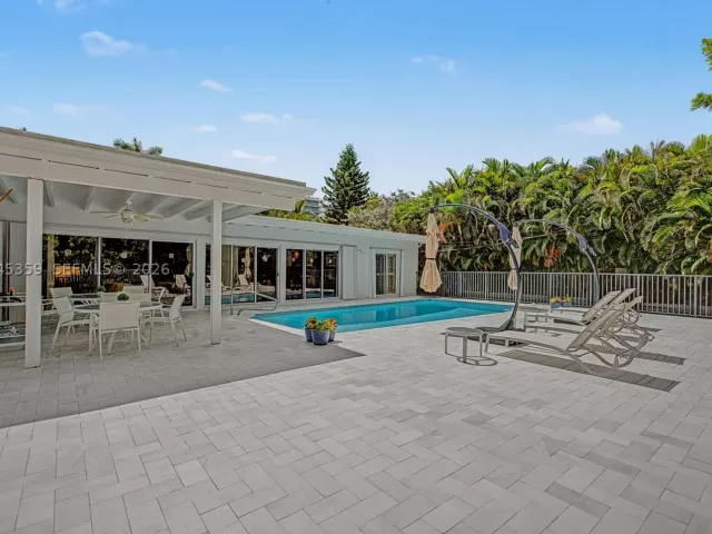 5-bedroom home for rent in Key Biscayne - 340 Atlantic Rd - MondialRealty