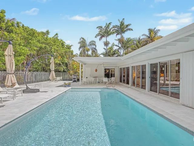 5-bedroom home for rent in Key Biscayne - 340 Atlantic Rd - MondialRealty