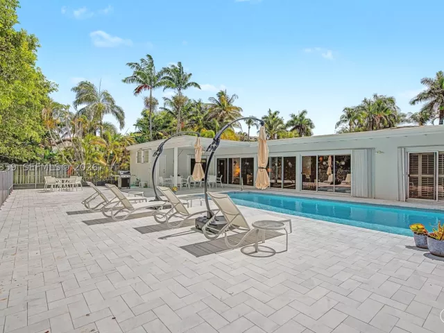 5-bedroom home for rent in Key Biscayne - 340 Atlantic Rd - MondialRealty