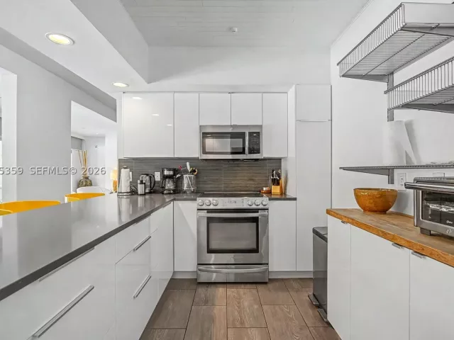 5-bedroom home for rent in Key Biscayne - 340 Atlantic Rd - MondialRealty