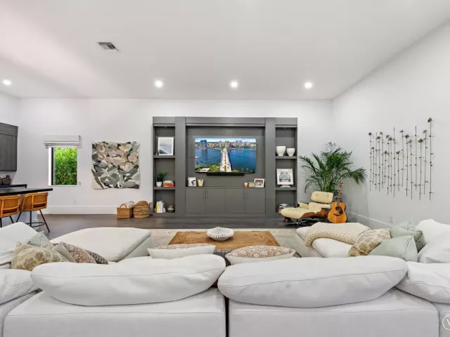 5-bedroom home for sale in West Palm Beach - 6634 Audubon Trace W - MondialRealty
