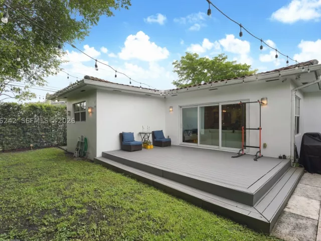 3-bedroom home for rent in Coral Gables - 1556 Catalonia Ave - MondialRealty