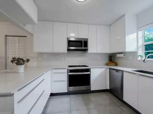 3-bedroom home for rent in Coral Gables - 1556 Catalonia Ave - MondialRealty