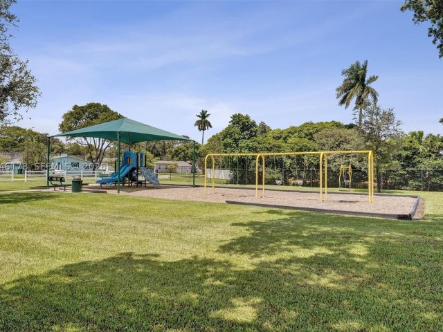 3-bedroom home for sale in Cooper City - 9120 SW 49th St - MondialRealty