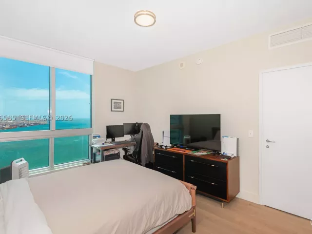 2-bedroom condo for sale in Miami - 300 S Biscayne Blvd T-2612 - MondialRealty