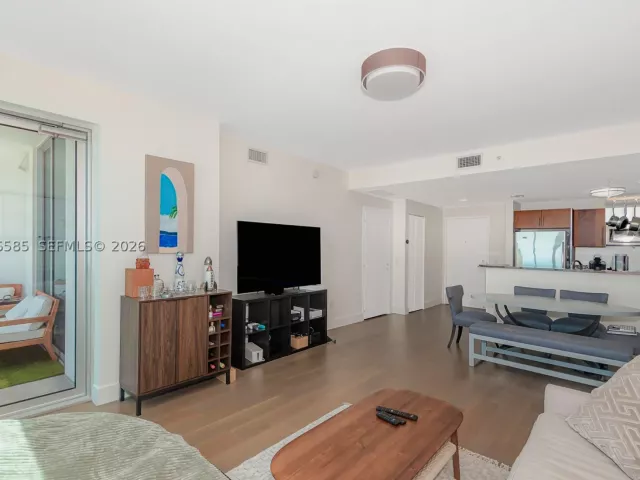 2-bedroom condo for sale in Miami - 300 S Biscayne Blvd T-2612 - MondialRealty