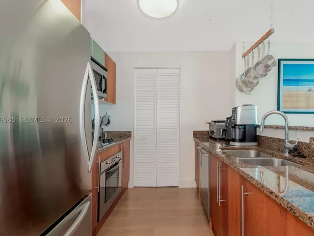 2-bedroom condo for sale in Miami - 300 S Biscayne Blvd T-2612 - MondialRealty