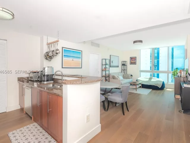 2-bedroom condo for sale in Miami - 300 S Biscayne Blvd T-2612 - MondialRealty