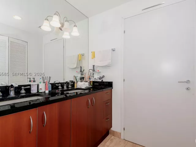 2-bedroom condo for sale in Miami - 300 S Biscayne Blvd T-2612 - MondialRealty