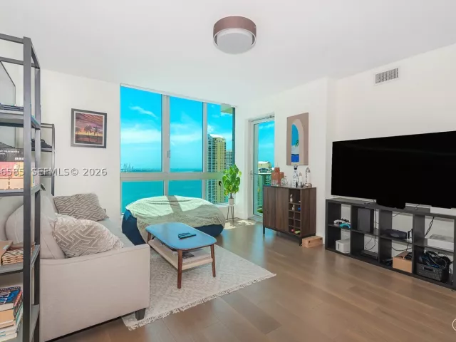 2-bedroom condo for sale in Miami - 300 S Biscayne Blvd T-2612 - MondialRealty