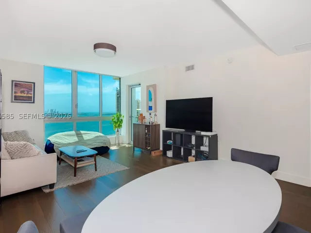 2-bedroom condo for sale in Miami - 300 S Biscayne Blvd T-2612 - MondialRealty