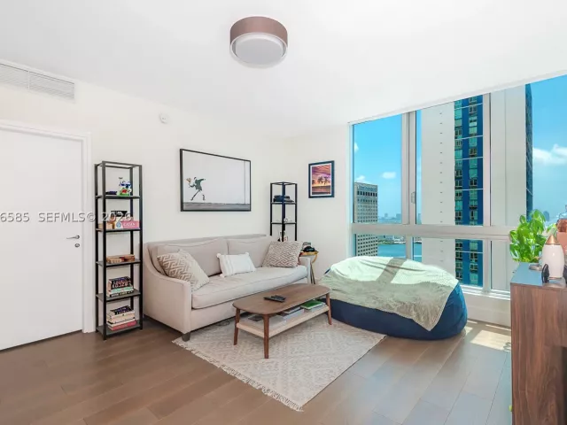 2-bedroom condo for sale in Miami - 300 S Biscayne Blvd T-2612 - MondialRealty