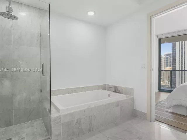 3-bedroom condo for rent in Miami - 801 S Miami Ave 2004 - MondialRealty