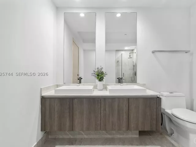3-bedroom condo for rent in Miami - 801 S Miami Ave 2004 - MondialRealty