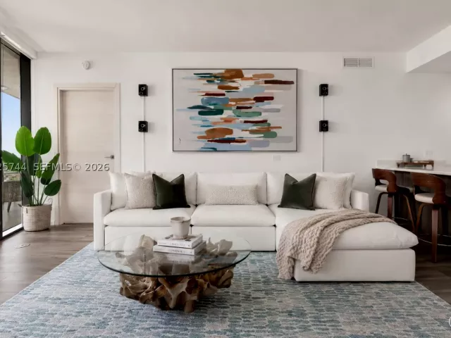 3-bedroom condo for rent in Miami - 801 S Miami Ave 2004 - MondialRealty