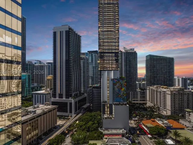 3-bedroom condo for rent in Miami - 801 S Miami Ave 2004 - MondialRealty
