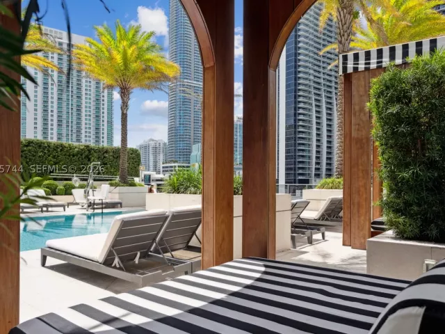 3-bedroom condo for rent in Miami - 801 S Miami Ave 2004 - MondialRealty