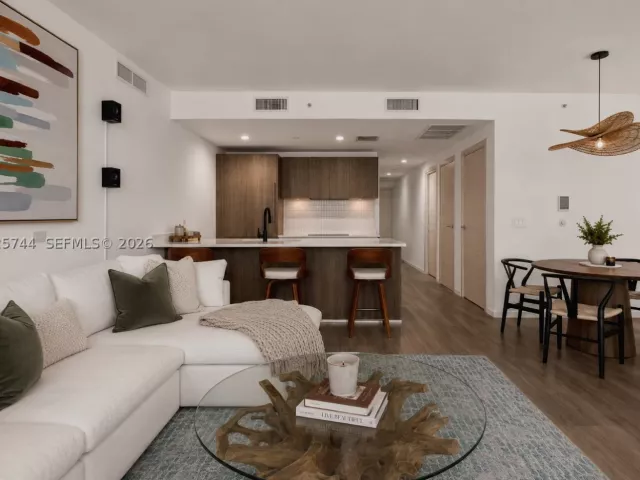 3-bedroom condo for rent in Miami - 801 S Miami Ave 2004 - MondialRealty