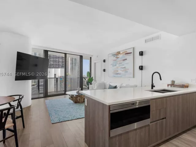 3-bedroom condo for rent in Miami - 801 S Miami Ave 2004 - MondialRealty
