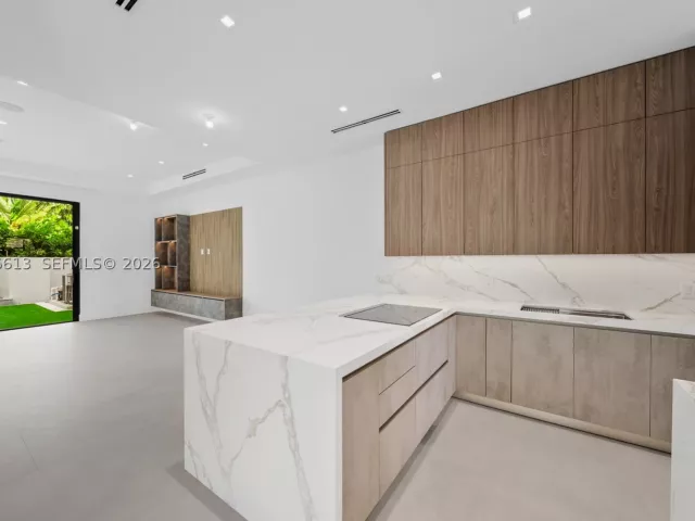 3-bedroom home for sale in Coral Gables - 2710 S Le Jeune Rd - MondialRealty