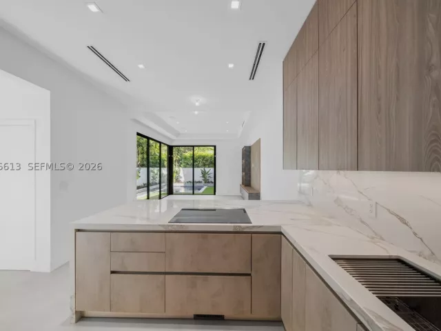 3-bedroom home for sale in Coral Gables - 2710 S Le Jeune Rd - MondialRealty