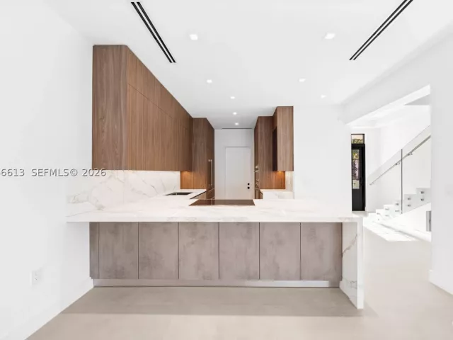 3-bedroom home for sale in Coral Gables - 2710 S Le Jeune Rd - MondialRealty