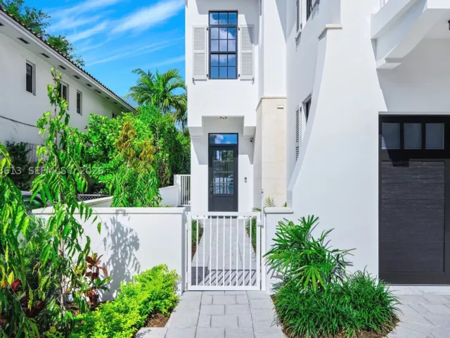 3-bedroom home for sale in Coral Gables - 2710 S Le Jeune Rd - MondialRealty