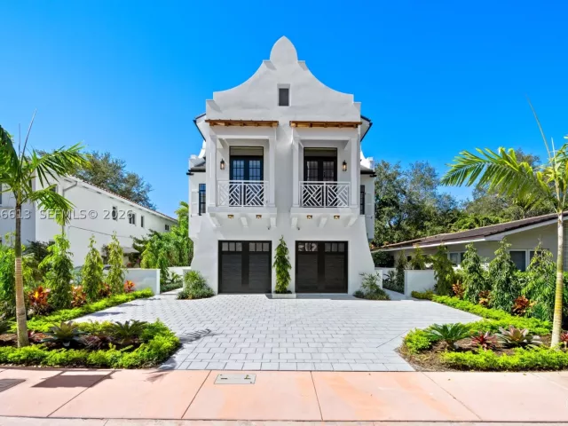 3-bedroom home for sale in Coral Gables - 2710 S Le Jeune Rd - MondialRealty