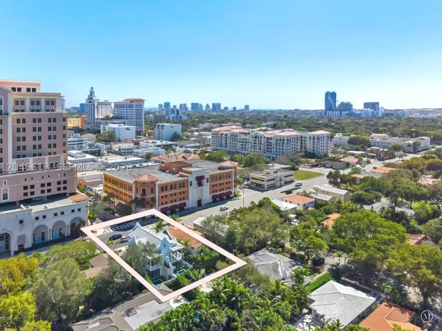 3-bedroom home for sale in Coral Gables - 2710 S Le Jeune Rd - MondialRealty