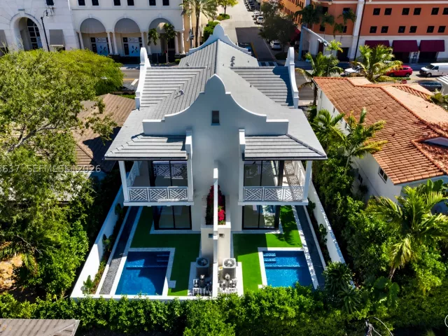 3-bedroom home for sale in Coral Gables - 2712 S Le Jeune Rd - MondialRealty