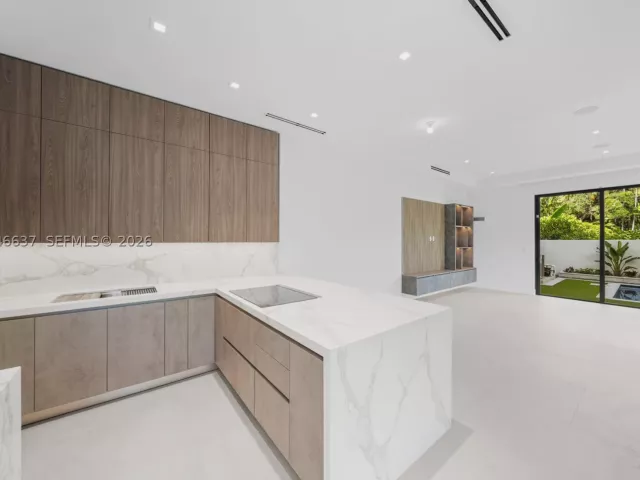 3-bedroom home for sale in Coral Gables - 2712 S Le Jeune Rd - MondialRealty