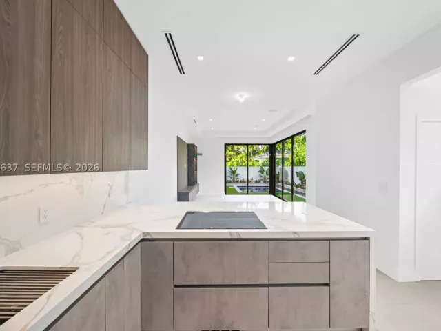 3-bedroom home for sale in Coral Gables - 2712 S Le Jeune Rd - MondialRealty