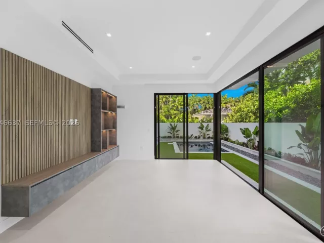 3-bedroom home for sale in Coral Gables - 2712 S Le Jeune Rd - MondialRealty