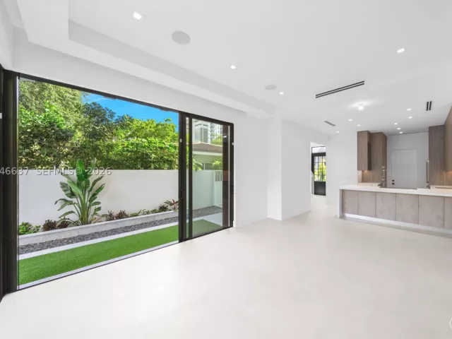 3-bedroom home for sale in Coral Gables - 2712 S Le Jeune Rd - MondialRealty