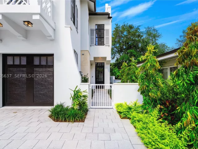 3-bedroom home for sale in Coral Gables - 2712 S Le Jeune Rd - MondialRealty