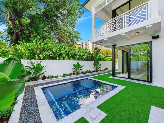 3-bedroom home for sale in Coral Gables - 2712 S Le Jeune Rd - MondialRealty