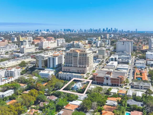3-bedroom home for sale in Coral Gables - 2712 S Le Jeune Rd - MondialRealty