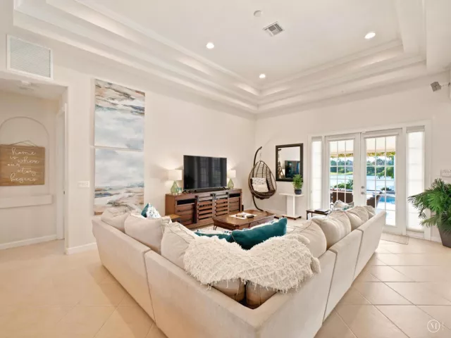 6-bedroom home for sale in Delray Beach - 7209 Serrano Terrace - MondialRealty