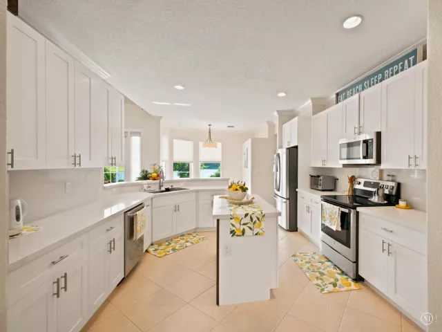 6-bedroom home for sale in Delray Beach - 7209 Serrano Terrace - MondialRealty