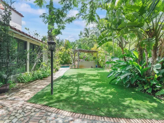 3-bedroom home for sale in Miami - 8276 E Dixie Hwy - MondialRealty