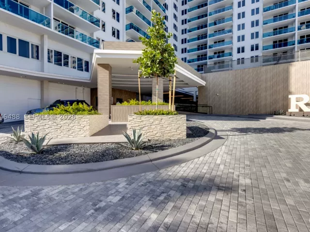 2-bedroom condo for sale in Miami Beach - 2301 Collins Ave PH22 - MondialRealty