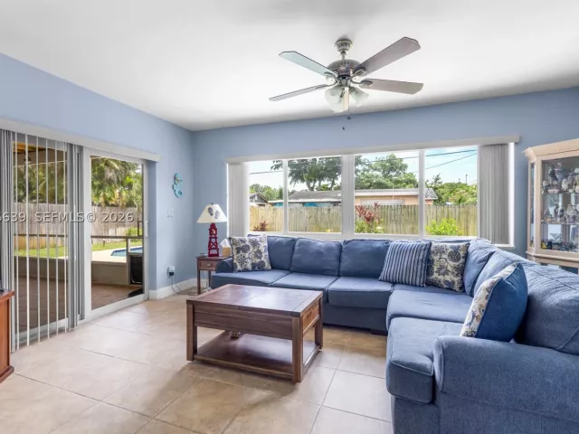 3-bedroom home for sale in Hollywood - 6870 Pershing St - MondialRealty