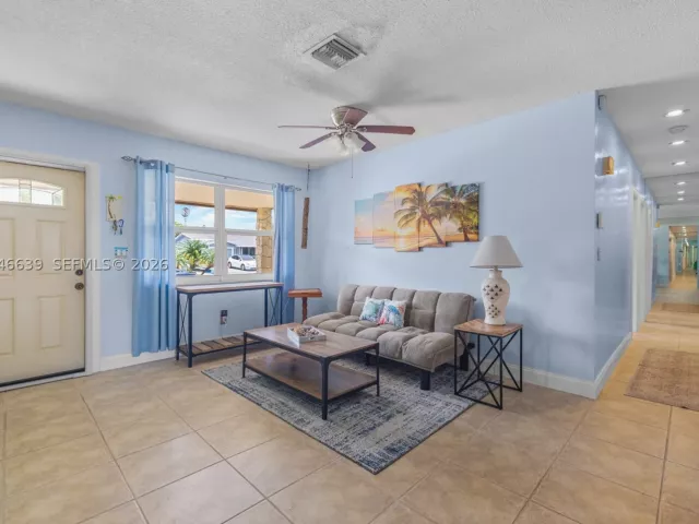 3-bedroom home for sale in Hollywood - 6870 Pershing St - MondialRealty