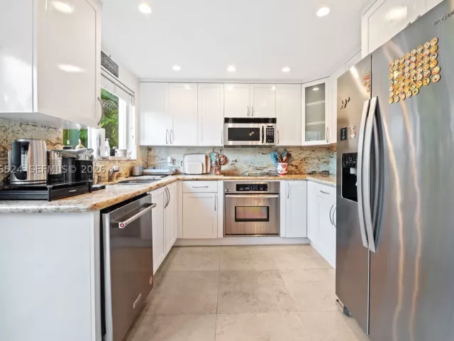 4-bedroom home for rent in Coral Gables - 1211 Algeria Ave - MondialRealty