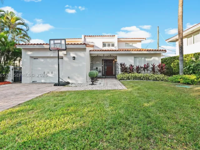 4-bedroom home for rent in Coral Gables - 1211 Algeria Ave - MondialRealty