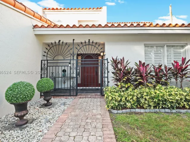 4-bedroom home for rent in Coral Gables - 1211 Algeria Ave - MondialRealty